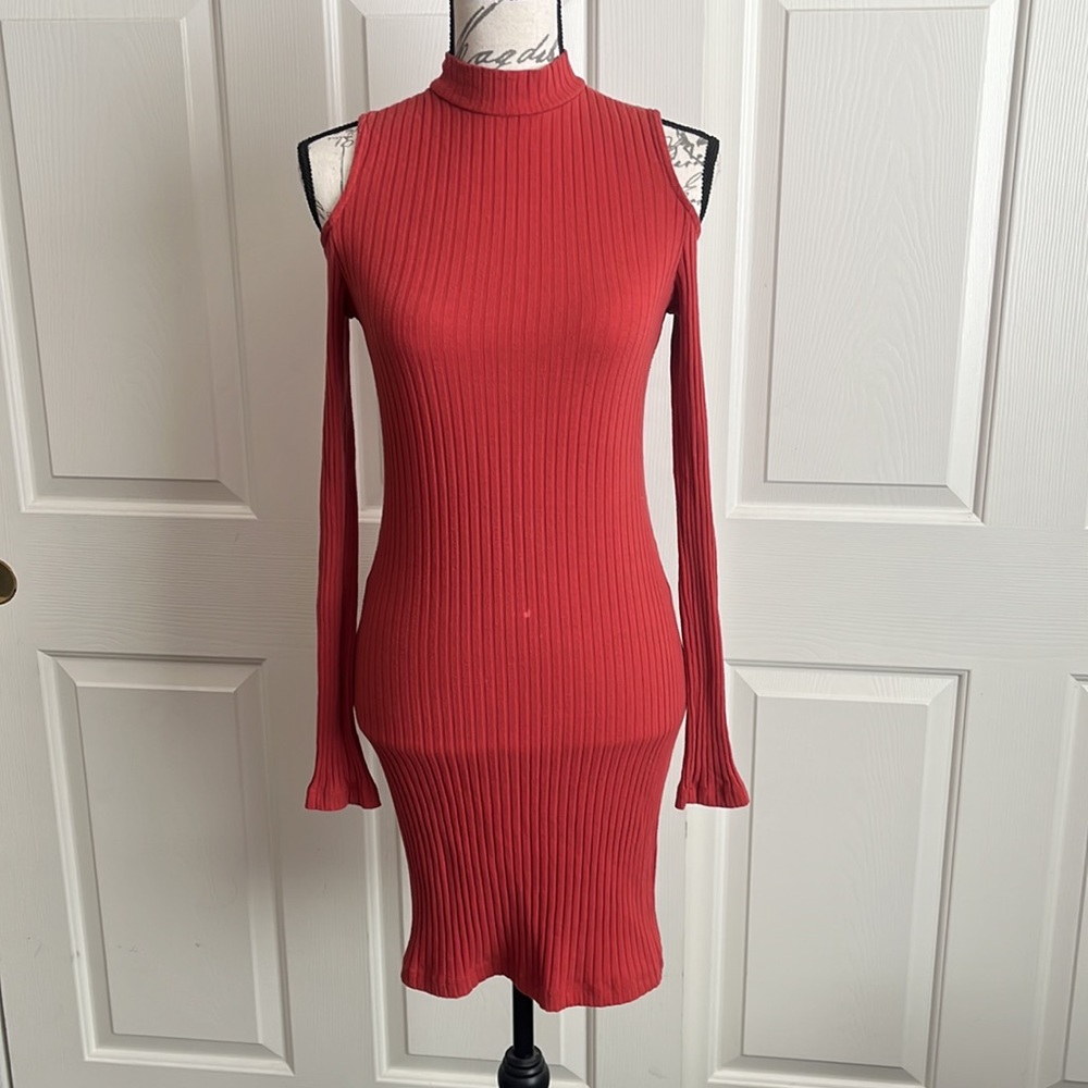 ❣️Bundle 3 for $15❣️ Cold Shoulder Midi Dress